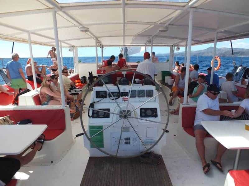 Pasajero disfrutando de la excursión en barco