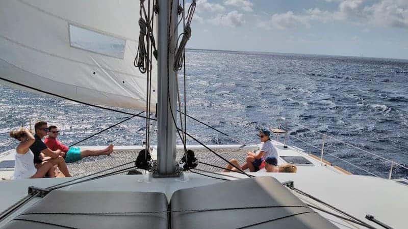 Amigos pasándolo bien en la excursión en barco