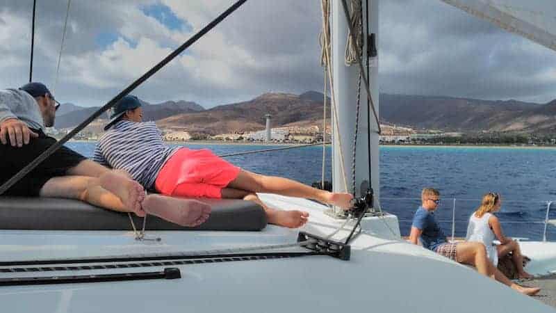 amigos en la cubierta del barco