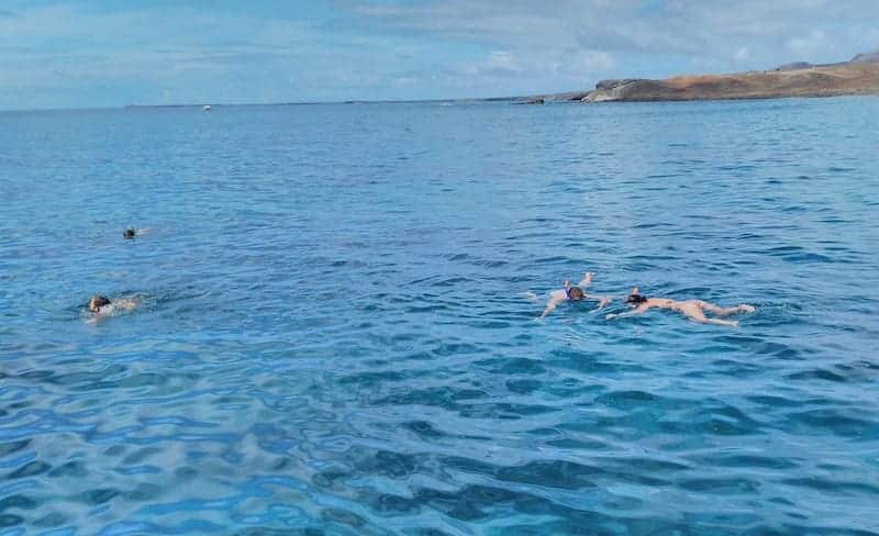 Amigos bañandose en el océano en la excursión en goleta