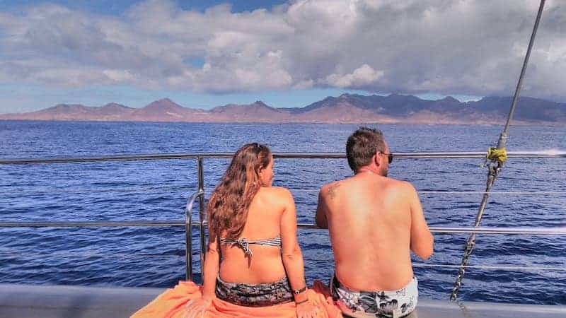 Pareja de excursión en barco en Fuerteventura