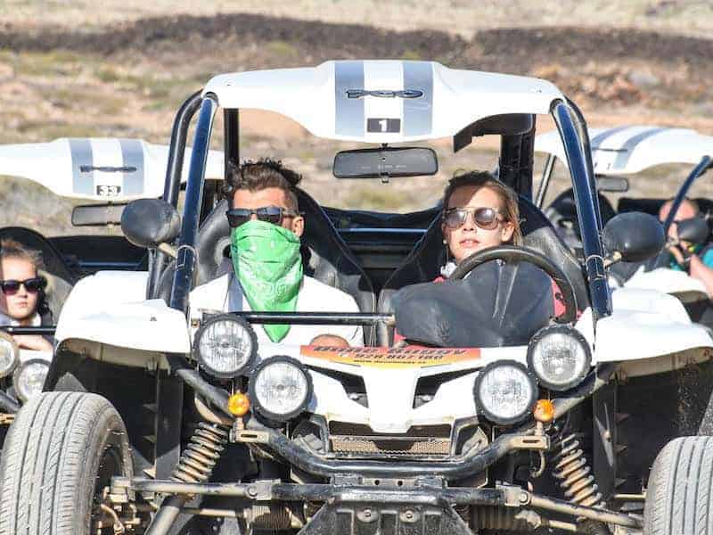 Pareja conduciendo un buggy durante la excursión 