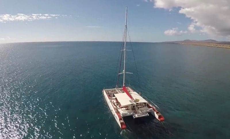 Catamarán navegando por el Atlántico