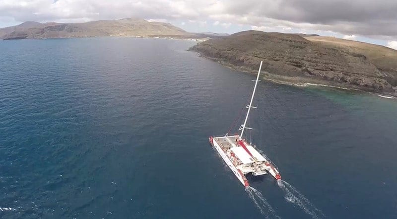 Calas y acantilados desde el catamarán