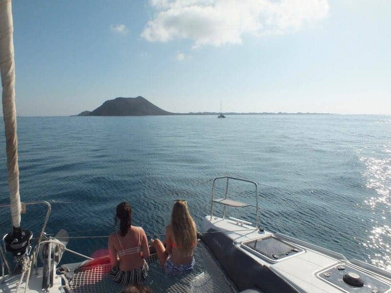 Chicas en el catamarán que va al islote