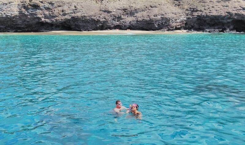 Pareja bañandose en el mar en Fuerteventura