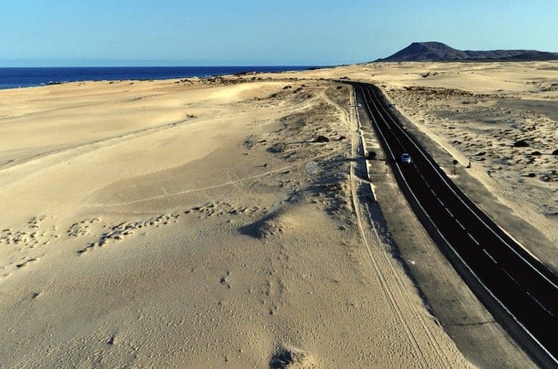 Carretera a través de el Espacio Protegido de las Dunas de Corralejo